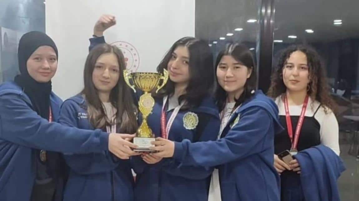 Satranç Genç Kızlar da takımımız Fen Lisesini de yenerek İl 1.'si olmuştur.Başarılarının devamını diliyoruz.